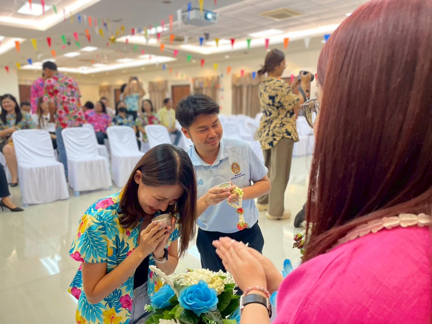 378. วันที่ 26 เมษายน 2568 สาขาการบริหารการศึกษา ได้จัดกิจกรรมรดน้ำดำหัวคณาจารย์ระดับบัณฑิตศึกษา ประจำสาขาการบริหารการศึกษา ณ ห้องประชุมครุร่มสัก 1 ชั้น 3 อาคารคณะครุศาสตร์